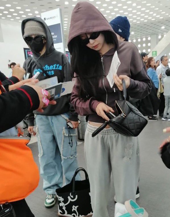 BLACKPINKMXCO_'s tweet photo. 🇲🇽 #ROSÉ y #JENNIE esta cuñana en el aeropuerto de Ciudad de México rumbo a New York 

STAY WITH MEXICAN BLINKS
#BLACKPINKinMexico @BLACKPINK https://t.co/c4RZS7I0bx
