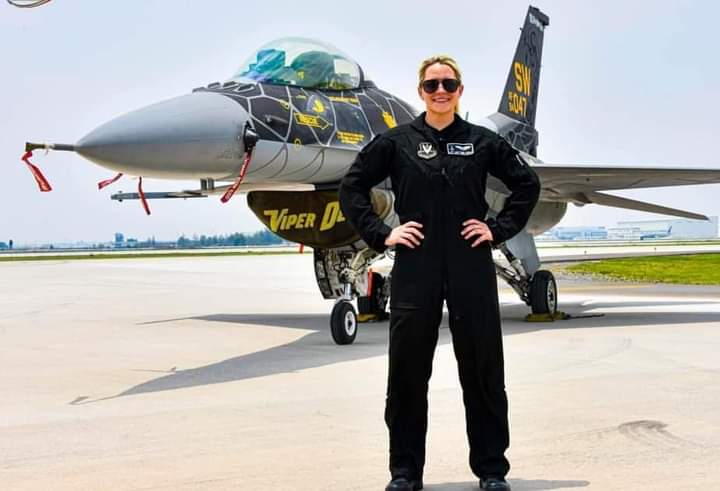 avgerstein's tweet photo. De jóven yo también quise convertirme en una gran piloto de acción, lista para entablar batallas en el cielo contra enemigos formidables.
Pero mis veredas fueron hacia otra dirección 
#F16 #USNORTHCOM #AFNORTH U.S. Northern Command First Air Force F-16 Viper Demo Team #FAMEX2023 https://t.co/YEyokF4i7k