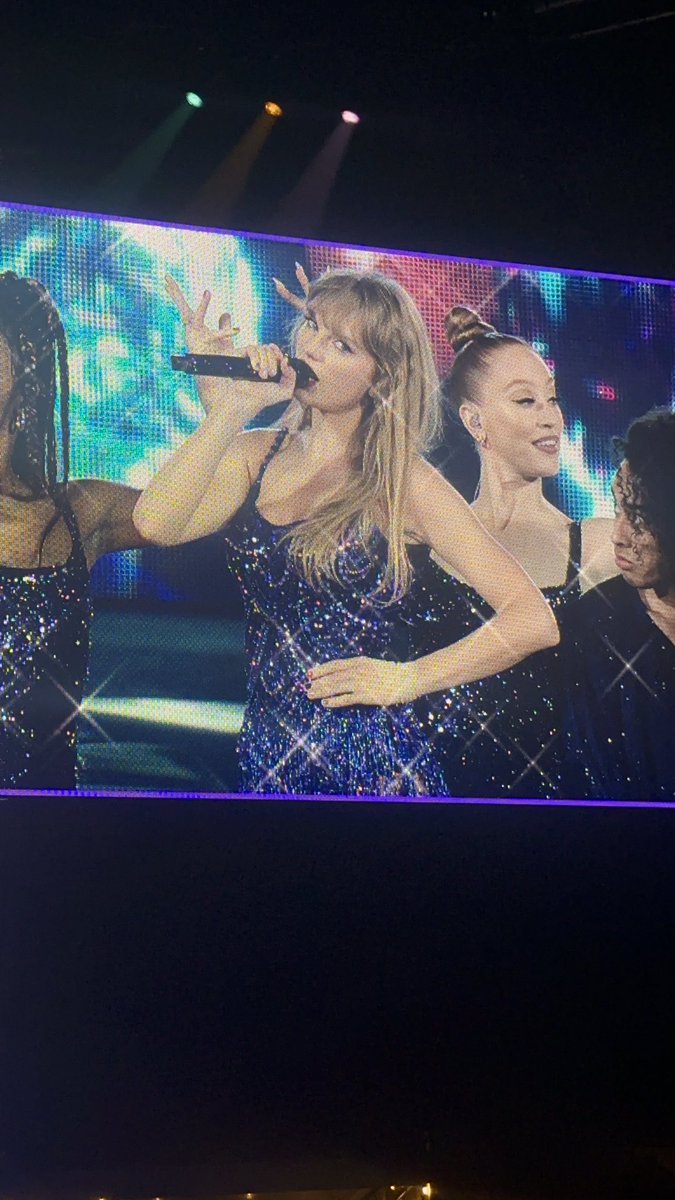 fvrwntr's tweet photo. god… thank you thank you thank you. incredible. unforgettable. #AtlantaTSTheErasTour @taylornation13 https://t.co/Y1CHmYlpxW