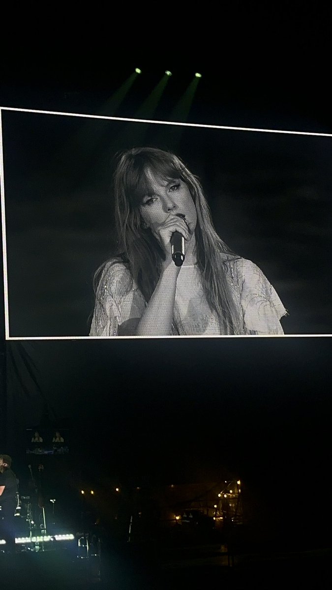 fvrwntr's tweet photo. god… thank you thank you thank you. incredible. unforgettable. #AtlantaTSTheErasTour @taylornation13 https://t.co/Y1CHmYlpxW
