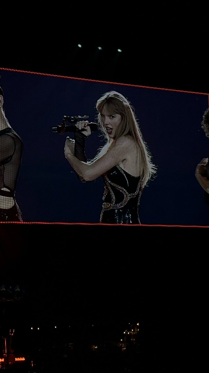 fvrwntr's tweet photo. god… thank you thank you thank you. incredible. unforgettable. #AtlantaTSTheErasTour @taylornation13 https://t.co/Y1CHmYlpxW