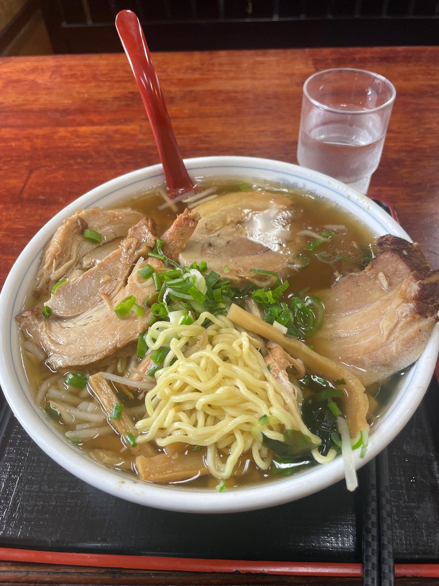 goro_masa's tweet photo. 醤油チャーシュー麺を注文、麺は細目の縮れ麺で、スープとの相性が抜群でした。もちもちとした食感とスープとの絡みが絶妙特にチャーシューは肉の厚みがあり、ジューシーで味わい深いため、ラーメンの味わいを引き立てていておすすめの逸品です。 (@ らーめんのはしもと) https://t.co/X4NYceFtUV https://t.co/ph644DakL1