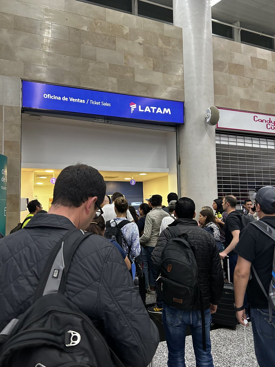 IngDinda's tweet photo. @LATAM_ECU @DEFENSORIAEC Yo debo validar? Al fin acabo de llegar a Guayaquil con más de 5 horas de retraso y acá hay otro historia. Gente reclamando y quejándose por la anulación de un vuelo y no hay una autoridad que de la cara. Pésimo servicio de @LATAM_ECU https://t.co/BZqh2NUn1q