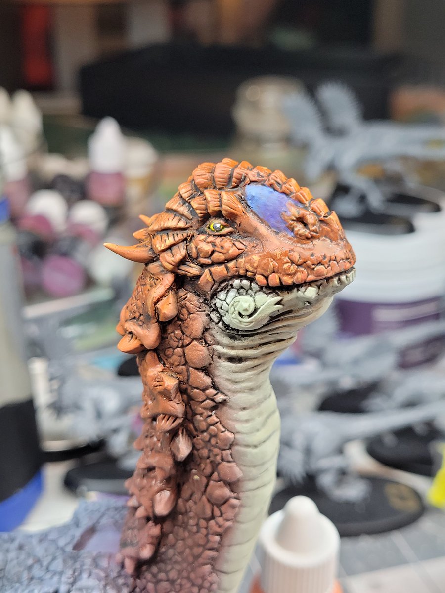 dinojonpaints's tweet photo. Past couple of days have been a hoot, so have a #Thunderlizard wip! I got to work on the face a bit. Still much work to go but happy with the progress. Oh also #hobbystreak day 117. #WarhammerCommunity #warhammer #seraphon https://t.co/IoMw4BJegJ