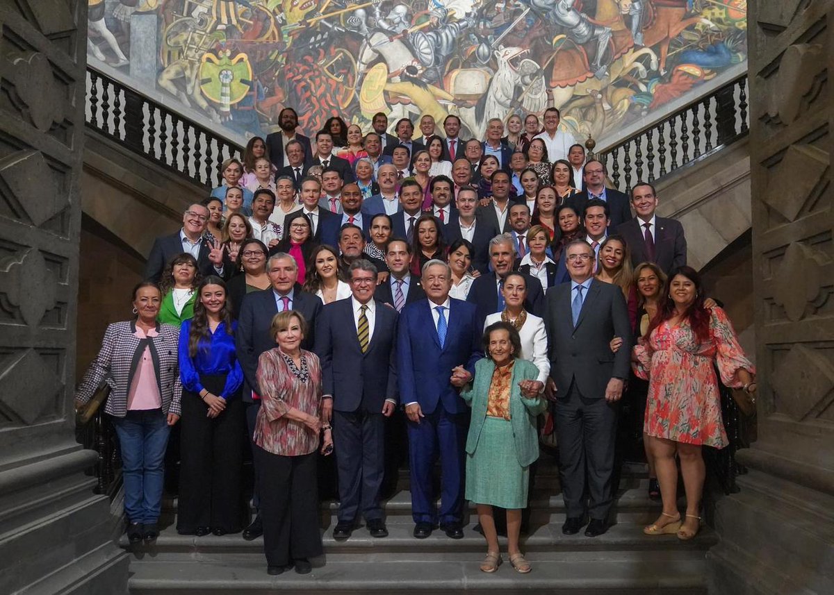 AnaLiliaRivra's tweet photo. Hoy las y los Senadores que representamos con mucha dignidad a nuestro querido pueblo de #México, nos reunimos con el presidente @lopezobrador_ en Palacio Nacional, para dialogar sobre los proyectos que impulsan el movimiento de transformación en nuestro país. https://t.co/K3stE0ExVm