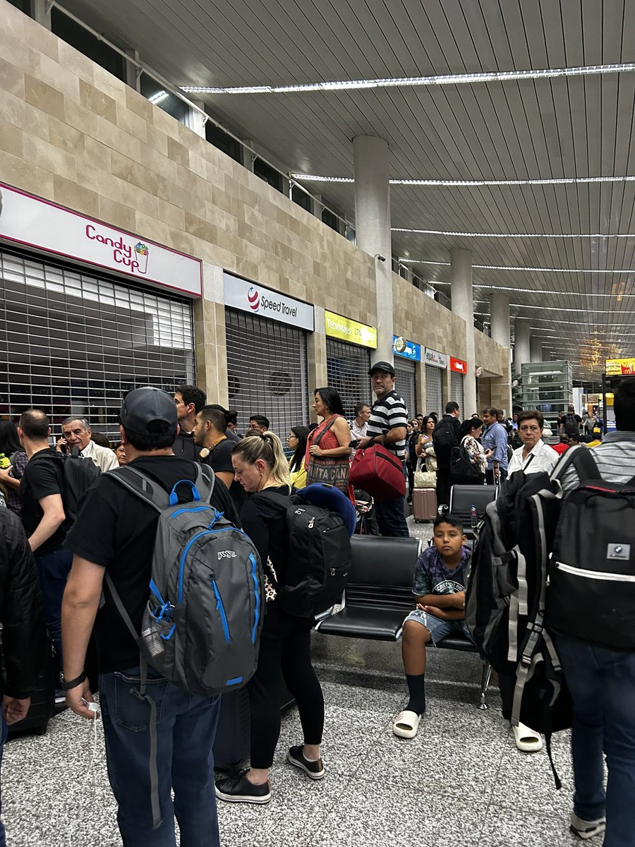IngDinda's tweet photo. @LATAM_ECU Yo debo validar? Al fin acabo de llegar a Guayaquil con más de 5 horas de retraso y acá hay otro historia. Gente reclamando y quejándose por la anulación de un vuelo y no hay una autoridad que de la cara. Pésimo servicio de @LATAM_ECU https://t.co/GzXb3bKwUR