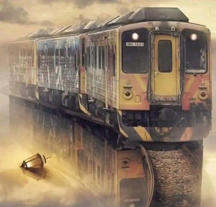 yahiahusain's tweet photo. من أجمل ما قرأت : 

 كل عام كان والدا الطفل يصطحبانه في القطار عند جدته ليقضي عطلة الصيف. عندها يتركونه ويعودون في اليوم التالي.

 ثم في إحدى الأعوام قال لهما:
 أصبحت كبيرا الآن ...ماذا لو ذهبت لوحدي الى جدتي هذا العام؟

وافق الوالدان بعد نقاش قصير. وها هما في اليوم المحدد واقفان على رصيف المحطة يكرران بعض الوصايا عليه...وهو يتأفف ...
لقد سمعت ذلك منكما الف مرة!

وقبل أن ينطلق القطار بلحظة،
 اقترب منه والده وهمس له في أذنه؛
"خذ، هذا لك إذا ما شعرت بالخوف أو بالمرض" ووضع شيئا في جيب ولده. 

جلس الولد وحيدا في القطار دون أهله للمرة الأولى، يشاهد تتابع المناظر الطبيعية من النافذة ويسمع ضجة الناس الغرباء تعلو حوله،
 يخرجون ويدخلون إلى مقصورته...
حتى مراقب القطار تعجب ووجّه له الأسئلة حول كونه دون رفقة. 
حتى إنّ امرأةً رمقته بنظرة حزينة..

فارتبك الولد وشعر بأنه ليس على ما يرام.  
ثم شعر بالخوف...فتقوقع في كرسيه واغرورقت عيناه بالدموع.

 في تلك اللحظة تذكر همس أبيه وأنه دسّ شيئا في جيبه لمثل هذه اللحظة. 
فتّش في جيبه بيد مرتجفة وعثر على الورقة الصغيرة...
*فتحها:" يا ولدي، أنا وأمك في المقصورة الأخيرة في القطار".*

كذلك هي الحياة، نطلق أجنحة أولادنا، نعطيهم الثقة بأنفسهم...
ولكننا يجب ان نكون دائما متواجدين في المقصورة الأخيرة طيلة وجودنا على قيد الحياة...
حتى نكون مصدر شعور بالأمان لهم.🤍

أعجبتني ونقلتها لكم ..