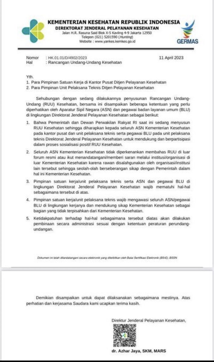 DrEvaChaniago's tweet photo. Ketika buzzerRp & Influencer sudah hadir mengawal sebuah kebijakan..

Disitu kita menjadi ragu,  
Apa benar RUU Omnibuslaw Kesehatan yg kesannya dipaksakan spt UU Ciptaker ini, benar membawa kebaikan utk rakyat ??

Alih - alih mengajak semua para akademisi & stakeholder yg paling paham bagaimana fakta dunia kesehatan, untuk berpartisipasi sumbang pikiran dalam pembuatan RUU Omnibuslaw Kesehatan..
Yang keluar malah surat bernada ancaman..menutup pintu aspirasi di negara yg menjunjung tinggi demokrasi

Dan bukan sekedar ancaman, sudah beberapa yg dapat peringatan
Bahkan sudah terjadi pemecatan terhadap seorang Guru besar yg sudah banyak berjasa bagi negeri ini, yg telah mendidik banyak dokter dan menolong banyak pasien, Prof  Dr dr Zainal Muttaqin https://t.co/Hbb8w4U2VX (K) @ZainalM_Prof 

Beliau seorang Guru Besar Bedah Saraf di Fakultas Kedokteran Univ. Diponegoro dan juga sebagai Guru Besar di Fakultas Kedokteran Univ. Kagoshima Jepang
Satu prestasi yg sangat membanggakan, pengakuan dari negara maju thd Putra Bangsa Indonesia, hal yg membawa harum nama bangsa

Pemecatan terjadi diduga karena beliau sangat berani mengkritisi kebijakan yg dibuat, 
mengkritisi RUU Omnibuslaw Kesehatan yg akan disahkan paksa tanpa persetujuan KKI, Kolegium dan Organisasi-organisasi Profesi Nakes di Indonesia

Padahal Prof Zainal  sebagai Akademisi-Guru Besar telah memberi contoh mengkritik dg cara yg bijak dan santun berdasar keilmuan, berdasar fakta lapangan dan data yg ada

Seorang Guru Besar yg memiliki gelar krn prestasi keilmuannya, bukan gelar Prof give away,  tentu dalam mengambil sikap pasti akan hati-hati, penuh pertimbangan, bukan asal saja
 
Beliau seorang dokter yg sudah kenyang makan asam garam kehidupan, sudah lama malang melintang di dunia kesehatan,
bukan dokter bocah kemarin sore yg naif, mudah terpesona angin syurga sehingga bicara menggebu tanpa logika & fakta

Apalagi ini tentang sebuah produk UU, yg menyangkut masa depan generasi penerus Bangsa, masa depan dokter, nakes dan yg terpenting adalah tentunya  demi kepentingan rakyat Indonesia

Beliau kini telah membuktikan kecintaanya pada rakyat, dengan lebih memilih dipecat daripada berdiam dalam zona sangat amat nyaman,  namun merasa berkhianat pada rakyat

Tidak banyak Putra bangsa dg keahlian spt beliau, tidak sedikit waktu dan tidak mudah untuk mencapai prestasi sebesar beliau
Namun telah disia-siakan demi sebuah ego kepentingan

Apakah benar sebuah program baik akan mengorbankan orang baik begitu saja ??

Jika RUU Omnibuslaw disahkan, 
maka semua nakes baik dokter, perawat & tenaga kesehatan lainnya, 
baik mereka ASN atau bukan, 
maka semua harus tunduk & patuh dibawah kemenkes

Peran KKI, Kolegium & Organisasi profesi sudah ditiadakan dalam RUU OBLK ini, shg nakes tidak bisa bergaining lagi dg pemerintah utk ikut berperan dalam kebijakan kesehatan rakyat

Terbayang betapa makin otoriternya yg diatas nanti, 
Sekarang RUU OBLK belum disahkan saja sudah terjadi pemecatan thd seorang Guru besar, konon lagi nanti terhadap nakes kecil seperti kami

Akhirnya nanti semua nakes hanya akan manut saja tidak berani bersuara, bungkam atas
apapun kebijakan yg dibuat, karena takut Surat Izin Prakteknya dicabut atau dipecat

Dan bukan mustahil hak kebebasan berpolitik juga akan diamputasi

Akhirnya Rakyat juga yg akan kena dampaknya 😔

Awalnya saya dkk mencoba mempelajari RUU OBLK ini, berharap bisa menjadi pintu untuk memperbaiki sistem Kesehatan yg demikian semrawut ini, namun makin kesini yg terlihat hanya sebuah program yg dipaksakan menggunakan kekuasaan 😔

Mengabaikan masukan dari KKI , Kolegium & OP yg merupakan rumah wadah asprasi stakeholder kesehatan, 
apalagi sering melempar suara sumbang tentang nakes Indonesia,
ini telah menunjukkan sebuah kearoganan dari pemegang kekuasaan

Bagaimanapun, hanya Dokter & Nakes yg paling paham tentang dunia kesehatan

#TolakUUOmnibuslawKesehatan