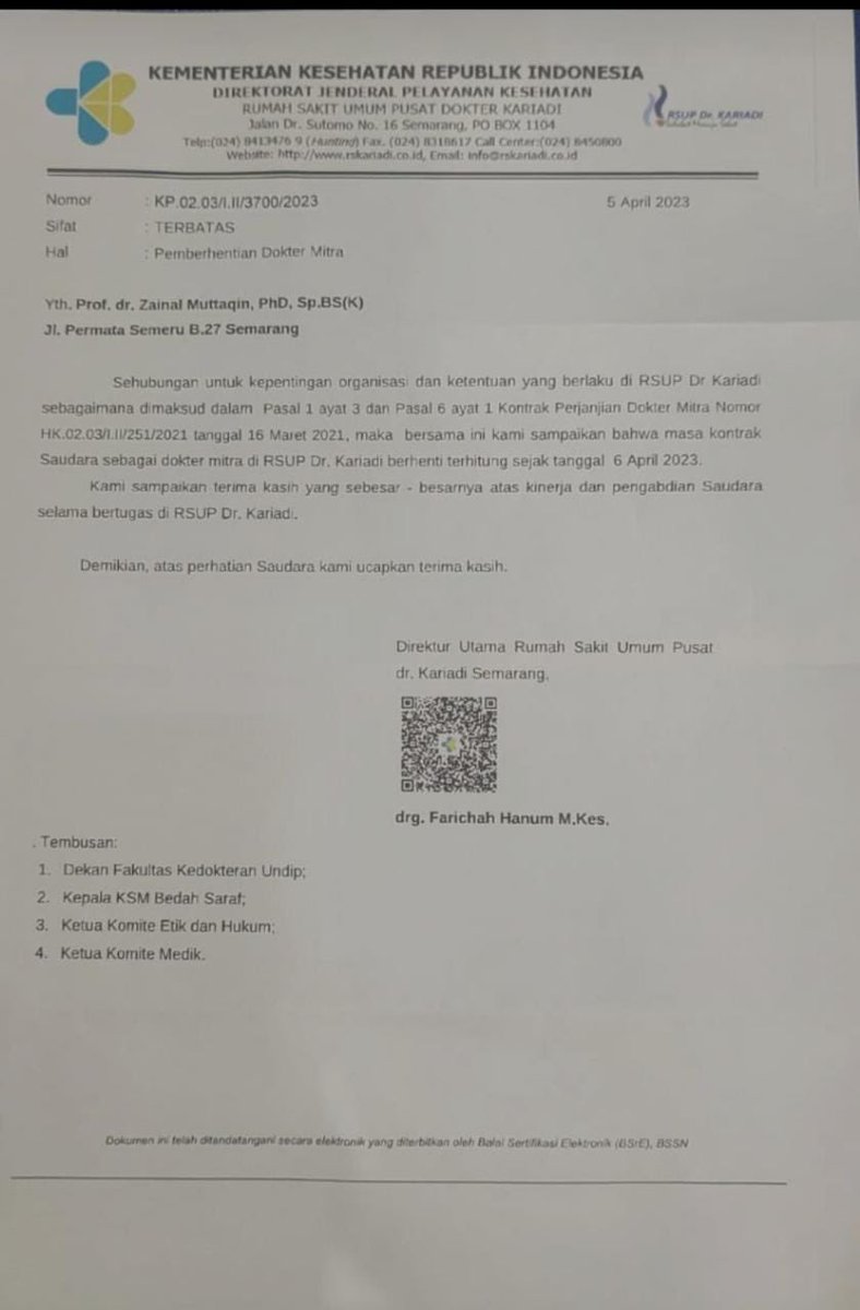 DrEvaChaniago's tweet photo. Ketika buzzerRp & Influencer sudah hadir mengawal sebuah kebijakan..

Disitu kita menjadi ragu,  
Apa benar RUU Omnibuslaw Kesehatan yg kesannya dipaksakan spt UU Ciptaker ini, benar membawa kebaikan utk rakyat ??

Alih - alih mengajak semua para akademisi & stakeholder yg paling paham bagaimana fakta dunia kesehatan, untuk berpartisipasi sumbang pikiran dalam pembuatan RUU Omnibuslaw Kesehatan..
Yang keluar malah surat bernada ancaman..menutup pintu aspirasi di negara yg menjunjung tinggi demokrasi

Dan bukan sekedar ancaman, sudah beberapa yg dapat peringatan
Bahkan sudah terjadi pemecatan terhadap seorang Guru besar yg sudah banyak berjasa bagi negeri ini, yg telah mendidik banyak dokter dan menolong banyak pasien, Prof  Dr dr Zainal Muttaqin https://t.co/Hbb8w4U2VX (K) @ZainalM_Prof 

Beliau seorang Guru Besar Bedah Saraf di Fakultas Kedokteran Univ. Diponegoro dan juga sebagai Guru Besar di Fakultas Kedokteran Univ. Kagoshima Jepang
Satu prestasi yg sangat membanggakan, pengakuan dari negara maju thd Putra Bangsa Indonesia, hal yg membawa harum nama bangsa

Pemecatan terjadi diduga karena beliau sangat berani mengkritisi kebijakan yg dibuat, 
mengkritisi RUU Omnibuslaw Kesehatan yg akan disahkan paksa tanpa persetujuan KKI, Kolegium dan Organisasi-organisasi Profesi Nakes di Indonesia

Padahal Prof Zainal  sebagai Akademisi-Guru Besar telah memberi contoh mengkritik dg cara yg bijak dan santun berdasar keilmuan, berdasar fakta lapangan dan data yg ada

Seorang Guru Besar yg memiliki gelar krn prestasi keilmuannya, bukan gelar Prof give away,  tentu dalam mengambil sikap pasti akan hati-hati, penuh pertimbangan, bukan asal saja
 
Beliau seorang dokter yg sudah kenyang makan asam garam kehidupan, sudah lama malang melintang di dunia kesehatan,
bukan dokter bocah kemarin sore yg naif, mudah terpesona angin syurga sehingga bicara menggebu tanpa logika & fakta

Apalagi ini tentang sebuah produk UU, yg menyangkut masa depan generasi penerus Bangsa, masa depan dokter, nakes dan yg terpenting adalah tentunya  demi kepentingan rakyat Indonesia

Beliau kini telah membuktikan kecintaanya pada rakyat, dengan lebih memilih dipecat daripada berdiam dalam zona sangat amat nyaman,  namun merasa berkhianat pada rakyat

Tidak banyak Putra bangsa dg keahlian spt beliau, tidak sedikit waktu dan tidak mudah untuk mencapai prestasi sebesar beliau
Namun telah disia-siakan demi sebuah ego kepentingan

Apakah benar sebuah program baik akan mengorbankan orang baik begitu saja ??

Jika RUU Omnibuslaw disahkan, 
maka semua nakes baik dokter, perawat & tenaga kesehatan lainnya, 
baik mereka ASN atau bukan, 
maka semua harus tunduk & patuh dibawah kemenkes

Peran KKI, Kolegium & Organisasi profesi sudah ditiadakan dalam RUU OBLK ini, shg nakes tidak bisa bergaining lagi dg pemerintah utk ikut berperan dalam kebijakan kesehatan rakyat

Terbayang betapa makin otoriternya yg diatas nanti, 
Sekarang RUU OBLK belum disahkan saja sudah terjadi pemecatan thd seorang Guru besar, konon lagi nanti terhadap nakes kecil seperti kami

Akhirnya nanti semua nakes hanya akan manut saja tidak berani bersuara, bungkam atas
apapun kebijakan yg dibuat, karena takut Surat Izin Prakteknya dicabut atau dipecat

Dan bukan mustahil hak kebebasan berpolitik juga akan diamputasi

Akhirnya Rakyat juga yg akan kena dampaknya 😔

Awalnya saya dkk mencoba mempelajari RUU OBLK ini, berharap bisa menjadi pintu untuk memperbaiki sistem Kesehatan yg demikian semrawut ini, namun makin kesini yg terlihat hanya sebuah program yg dipaksakan menggunakan kekuasaan 😔

Mengabaikan masukan dari KKI , Kolegium & OP yg merupakan rumah wadah asprasi stakeholder kesehatan, 
apalagi sering melempar suara sumbang tentang nakes Indonesia,
ini telah menunjukkan sebuah kearoganan dari pemegang kekuasaan

Bagaimanapun, hanya Dokter & Nakes yg paling paham tentang dunia kesehatan

#TolakUUOmnibuslawKesehatan