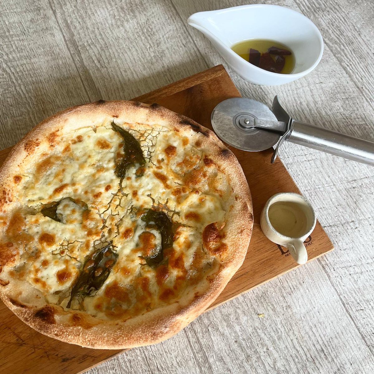 ichinatural1's tweet photo. 世界一のピザ職人牧島シェフのピザでゴールデンウィークのおうちランチ🍕
4種のチーズに蜂蜜がたまりません🍯
このピザ生地が美味いの〜🤗

https://t.co/FSCtKD25QC https://t.co/OClfQil53n