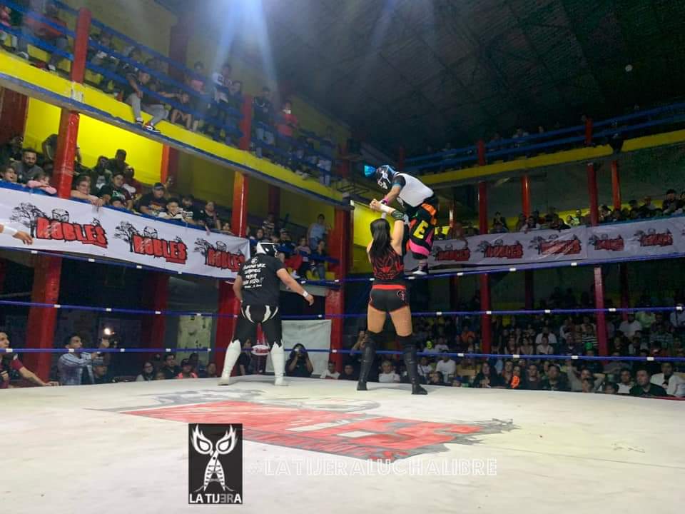 LaTijeraLucha's tweet photo. #AeroQueen, @Bigmamiiaaa1, @Micromacmll y #Caramelo se llevan la segunda batalla en el #FestejoDelDíaDelNiño con #RoblesPromotions en la #ArenaSanJuanPantitlán derrotando a los acérrimos rivales @BaronessMxli, #BlackShadowII, #GuapitoVIP y #BabyLove...
#latijeraluchalibre https://t.co/jLaQJoPGpL