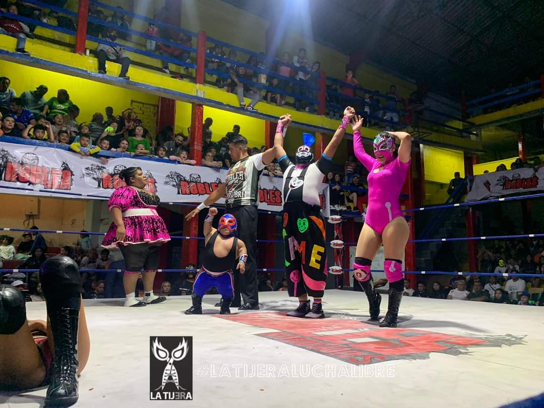 LaTijeraLucha's tweet photo. #AeroQueen, @Bigmamiiaaa1, @Micromacmll y #Caramelo se llevan la segunda batalla en el #FestejoDelDíaDelNiño con #RoblesPromotions en la #ArenaSanJuanPantitlán derrotando a los acérrimos rivales @BaronessMxli, #BlackShadowII, #GuapitoVIP y #BabyLove...
#latijeraluchalibre https://t.co/jLaQJoPGpL
