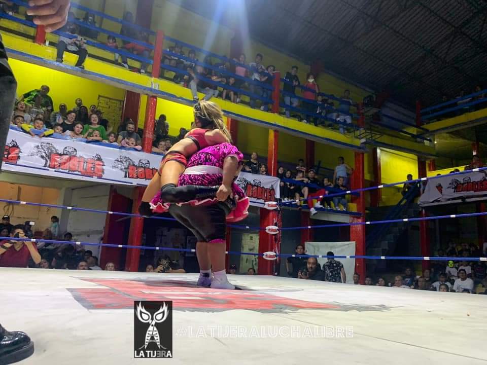 LaTijeraLucha's tweet photo. #AeroQueen, @Bigmamiiaaa1, @Micromacmll y #Caramelo se llevan la segunda batalla en el #FestejoDelDíaDelNiño con #RoblesPromotions en la #ArenaSanJuanPantitlán derrotando a los acérrimos rivales @BaronessMxli, #BlackShadowII, #GuapitoVIP y #BabyLove...
#latijeraluchalibre https://t.co/jLaQJoPGpL