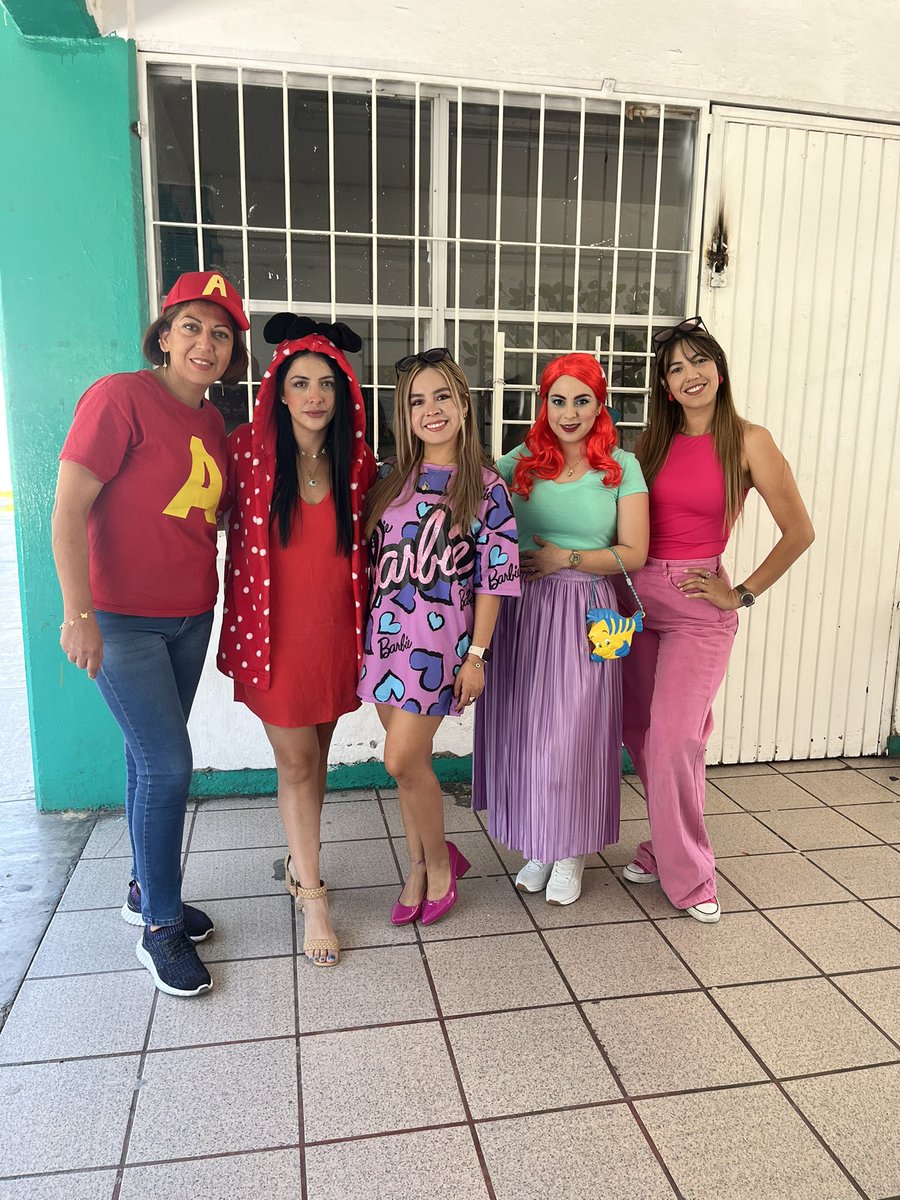 Momoregresa's tweet photo. Hoy fue un CTE de lujo. Con motivo del Día del niño tuvimos temática de súper héroes, Villanos y personajes de caricatura. El colectivo de nuestra @Secundaria39T es una CAV innovadora, creativa y comprometida con su quehacer educativo. Gracias por hacerme crecer tanto! https://t.co/tM0ToVFugX