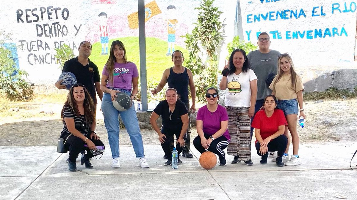 Momoregresa's tweet photo. Hoy fue un CTE de lujo. Con motivo del Día del niño tuvimos temática de súper héroes, Villanos y personajes de caricatura. El colectivo de nuestra @Secundaria39T es una CAV innovadora, creativa y comprometida con su quehacer educativo. Gracias por hacerme crecer tanto! https://t.co/tM0ToVFugX