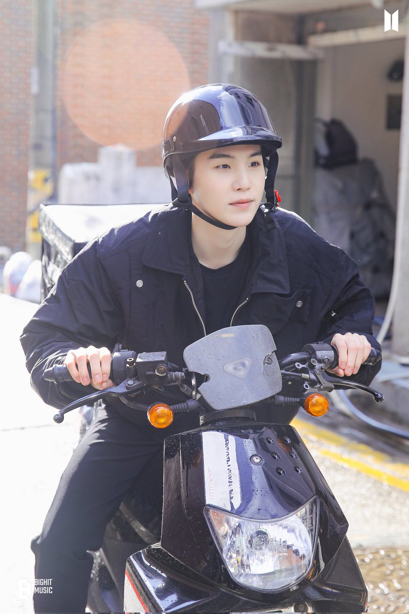 jkyoongs's tweet photo. my heart: yoongi is the strongest bravest person to show his vulnerabilities so explicitly for the world to see
my brain: lil cat go vroom vroom 🐱🛵 https://t.co/4TxfG9RHHP