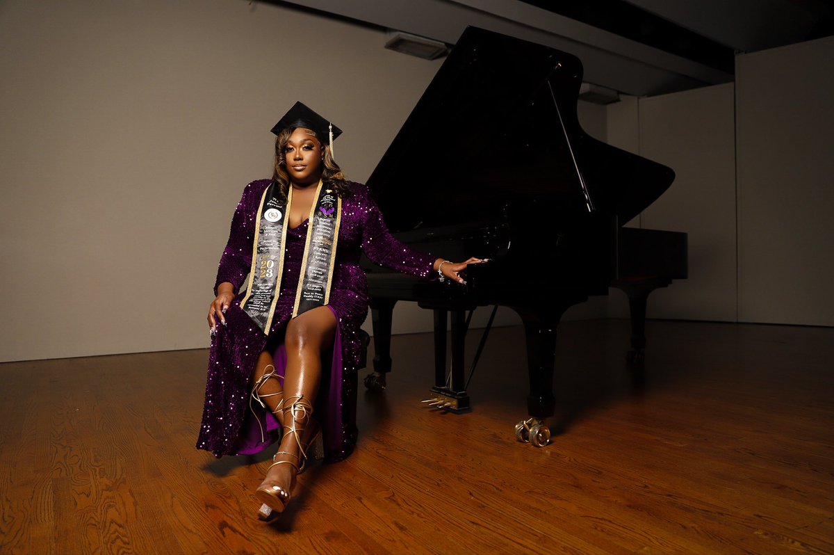 keepupwithjayyy's tweet photo. Sincerely, a Hobart Kid 💜💛🎶🎓

#pvamu #pvgradswag #pvamu23 #HBCUGrad https://t.co/mj2T0gDj1x