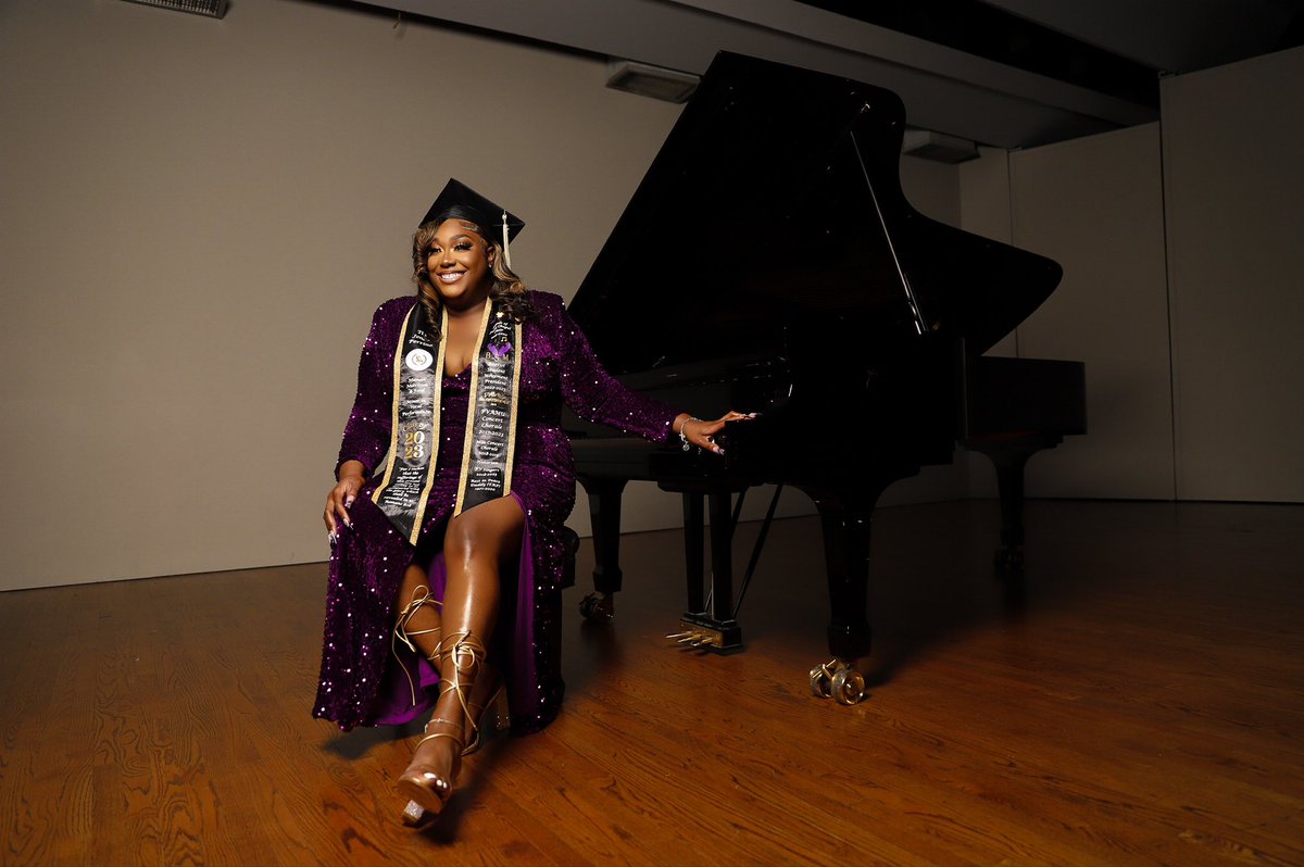 keepupwithjayyy's tweet photo. Sincerely, a Hobart Kid 💜💛🎶🎓

#pvamu #pvgradswag #pvamu23 #HBCUGrad https://t.co/mj2T0gDj1x