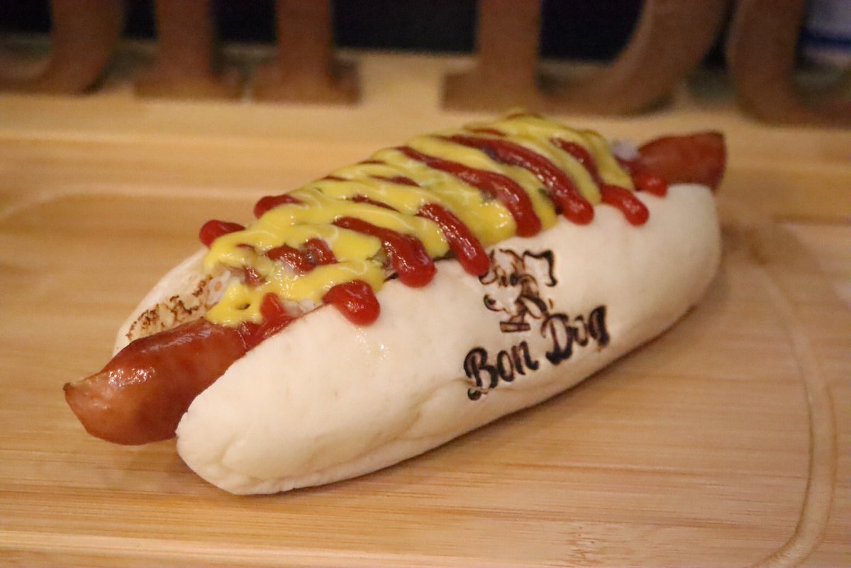 PARKFESTA's tweet photo. 5/4出店「BonDog」
フワフワのパンにパリっとジューシーなウィンナーを挟んだとっても美味しいホットドッグです。スタンダード、旨辛、オニオンマヨと、どれも美味しいので是非食べてみて下さい。
＃ホットドッグ　＃真駒内　＃マルシェ https://t.co/ILBdZIuyPn