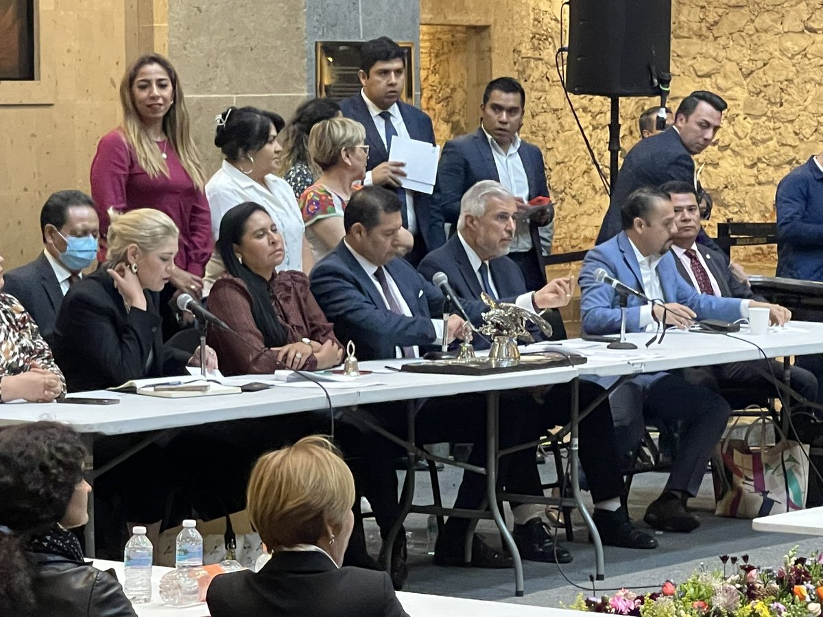 NarroJose's tweet photo. ¡Aquí estamos SESIONANDO y CUMPLIÉNDOLE al Pueblo de México! https://t.co/3lyTWt3Xdd