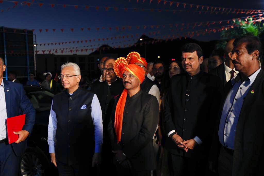 Dev_Fadnavis's tweet photo. It was one of the greatest moments of my life !
Chhatrapati Shivaji Maharaj’s statue got installed 5000 kms away from His homeland, that too at the hands of the Hon’ble Prime Minister of Mauritius Shri @KumarJugnauth Ji, in presence of Hon’ble Alan Ganoo ji and hundreds of Marathi sisters and brothers of Mauritius.
Just imagine the gravity of unparalleled greatness and our great King !!
I thank and appreciate Asant Govind ji and Mauritius Marathi Mandali Federation team for this historic initiative.
#MaharashtraMauritius