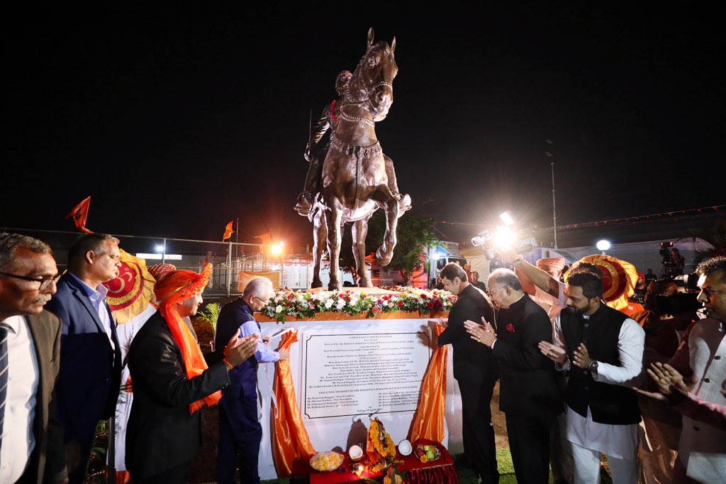 Dev_Fadnavis's tweet photo. It was one of the greatest moments of my life !
Chhatrapati Shivaji Maharaj’s statue got installed 5000 kms away from His homeland, that too at the hands of the Hon’ble Prime Minister of Mauritius Shri @KumarJugnauth Ji, in presence of Hon’ble Alan Ganoo ji and hundreds of Marathi sisters and brothers of Mauritius.
Just imagine the gravity of unparalleled greatness and our great King !!
I thank and appreciate Asant Govind ji and Mauritius Marathi Mandali Federation team for this historic initiative.
#MaharashtraMauritius