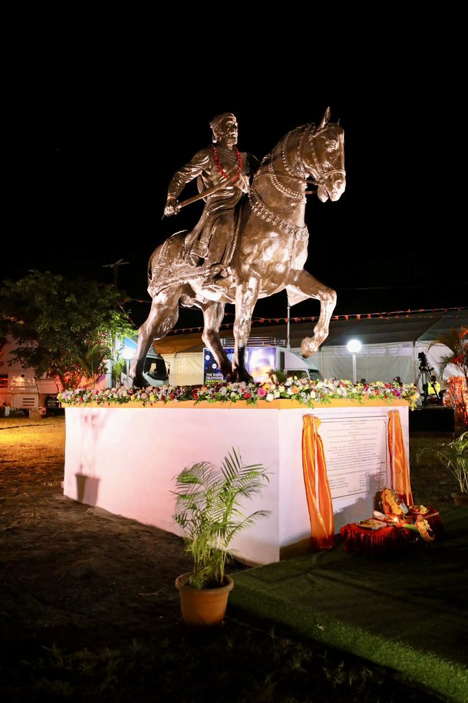 Dev_Fadnavis's tweet photo. It was one of the greatest moments of my life !
Chhatrapati Shivaji Maharaj’s statue got installed 5000 kms away from His homeland, that too at the hands of the Hon’ble Prime Minister of Mauritius Shri @KumarJugnauth Ji, in presence of Hon’ble Alan Ganoo ji and hundreds of Marathi sisters and brothers of Mauritius.
Just imagine the gravity of unparalleled greatness and our great King !!
I thank and appreciate Asant Govind ji and Mauritius Marathi Mandali Federation team for this historic initiative.
#MaharashtraMauritius