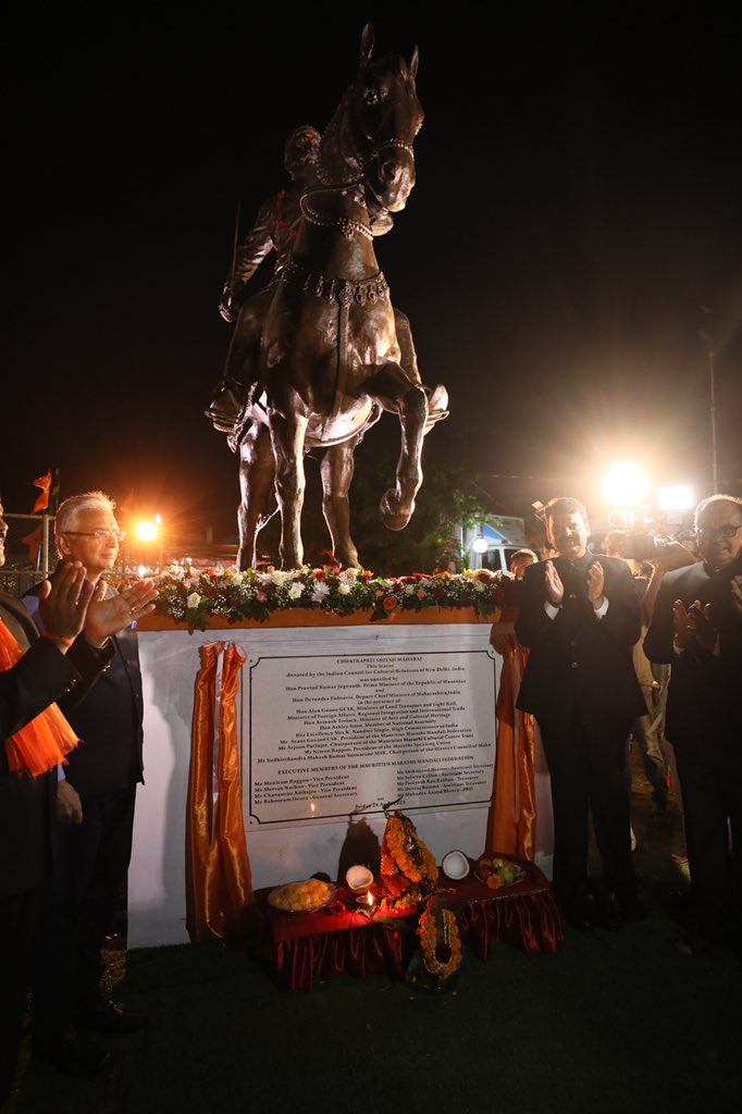 Dev_Fadnavis's tweet photo. It was one of the greatest moments of my life !
Chhatrapati Shivaji Maharaj’s statue got installed 5000 kms away from His homeland, that too at the hands of the Hon’ble Prime Minister of Mauritius Shri @KumarJugnauth Ji, in presence of Hon’ble Alan Ganoo ji and hundreds of Marathi sisters and brothers of Mauritius.
Just imagine the gravity of unparalleled greatness and our great King !!
I thank and appreciate Asant Govind ji and Mauritius Marathi Mandali Federation team for this historic initiative.
#MaharashtraMauritius