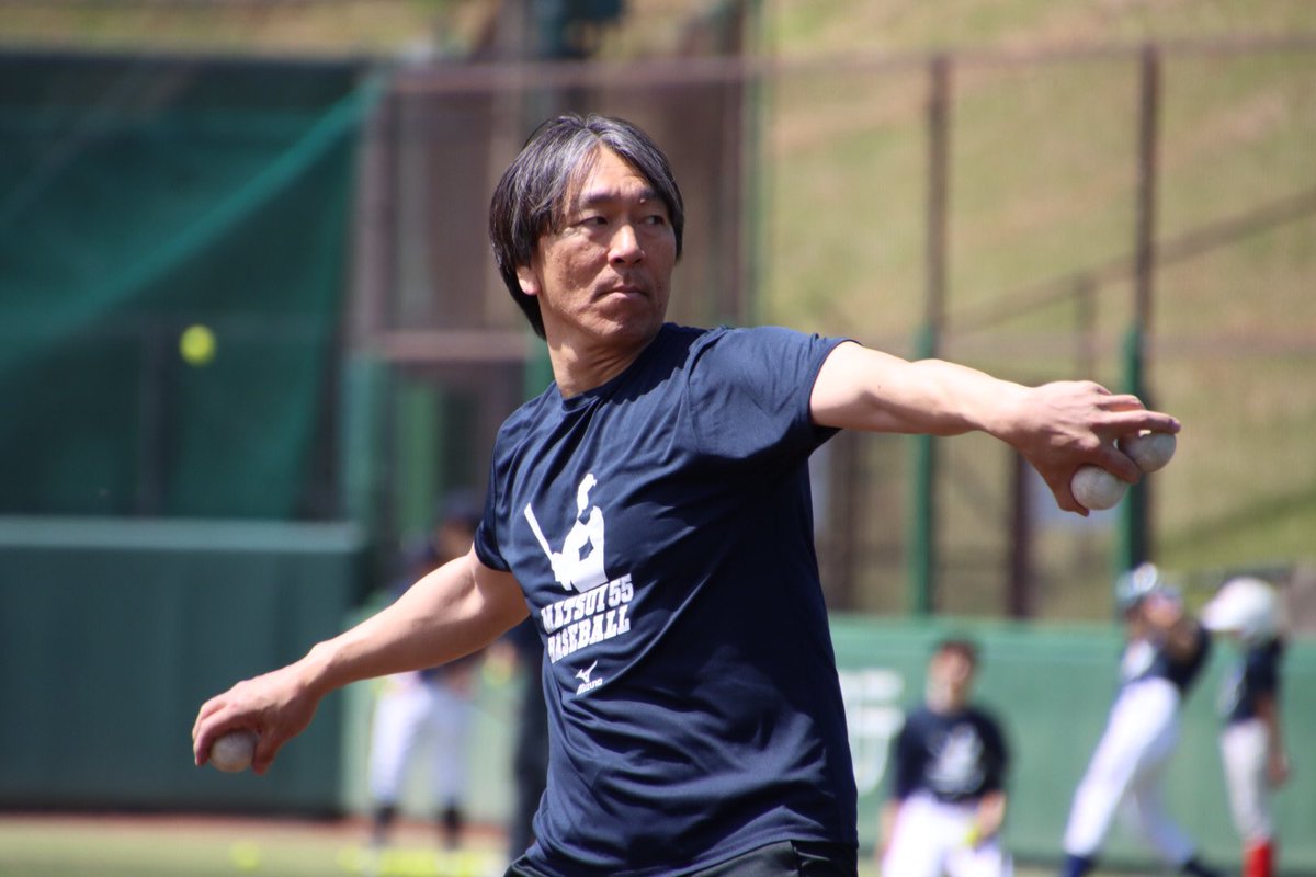 SportsCore88's tweet photo. 今日、#松井秀喜 氏がNPO法人・松井55ベースボールファウンデーション主催の野球教室に参加。終わりにはフリー打撃で19スイング目に柵越えを放ちました⚾️
 #giants #yankees #sportscore https://t.co/KxxVgw8DRS