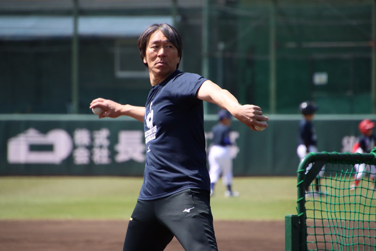 SportsCore88's tweet photo. 今日、#松井秀喜 氏がNPO法人・松井55ベースボールファウンデーション主催の野球教室に参加。終わりにはフリー打撃で19スイング目に柵越えを放ちました⚾️
 #giants #yankees #sportscore https://t.co/KxxVgw8DRS