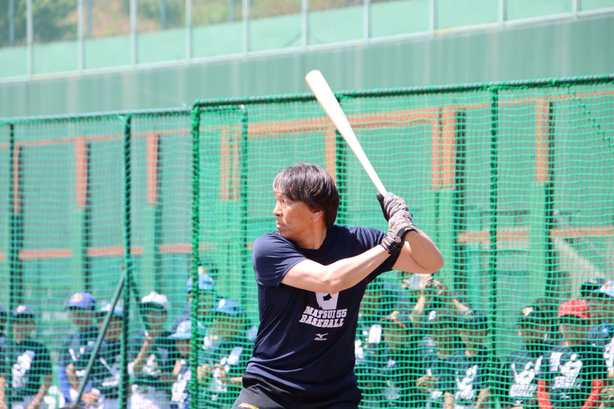 SportsCore88's tweet photo. 今日、#松井秀喜 氏がNPO法人・松井55ベースボールファウンデーション主催の野球教室に参加。終わりにはフリー打撃で19スイング目に柵越えを放ちました⚾️
 #giants #yankees #sportscore https://t.co/KxxVgw8DRS
