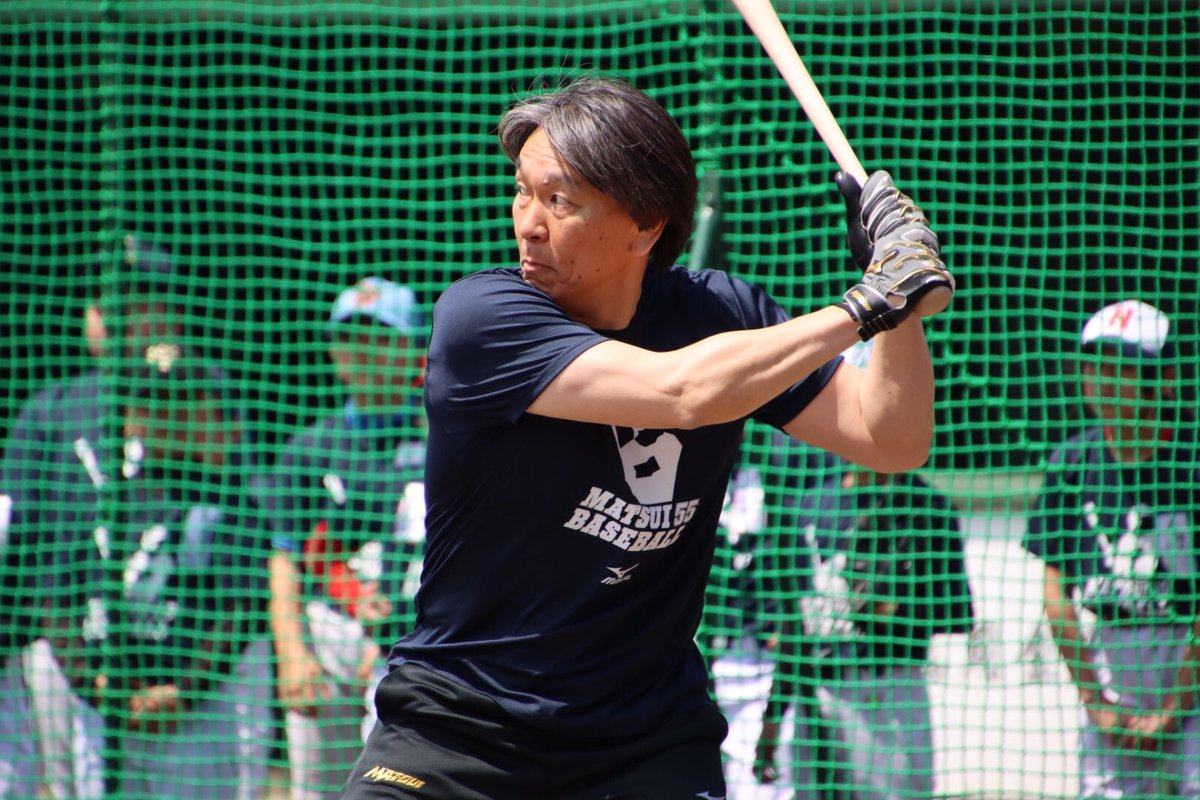 SportsCore88's tweet photo. 今日、#松井秀喜 氏がNPO法人・松井55ベースボールファウンデーション主催の野球教室に参加。終わりにはフリー打撃で19スイング目に柵越えを放ちました⚾️
 #giants #yankees #sportscore https://t.co/KxxVgw8DRS