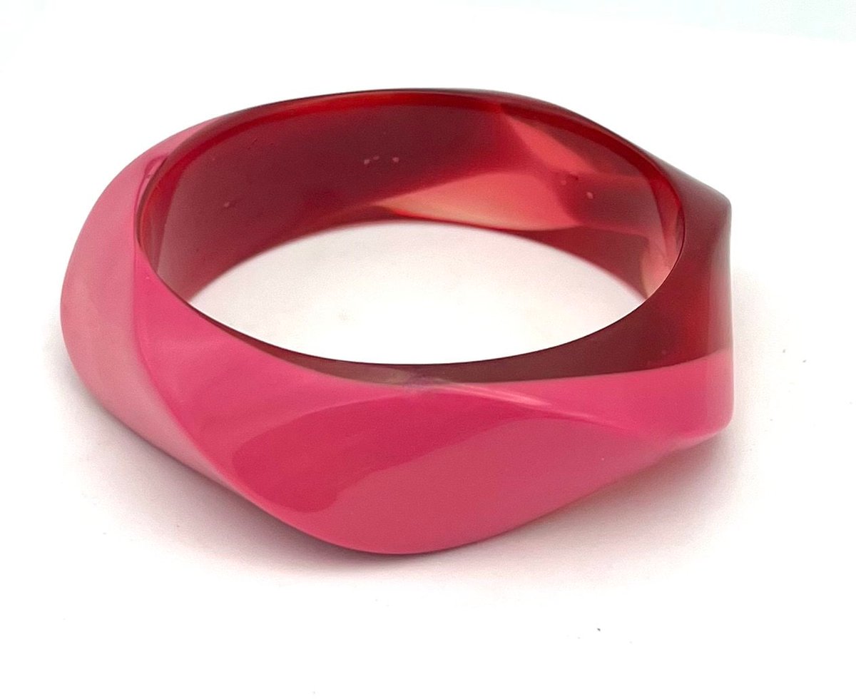 serendipitytrea's tweet image. Pink red marble Lucite Bangle Mid Century Mod Modern Vintage Plastic -bracelet #VintageBangle #LuciteBangle 
$18.00
➤ etsy.com/listing/145559…