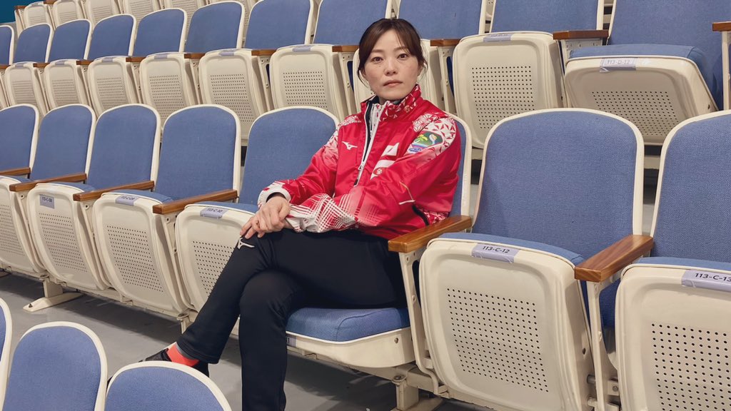 japan_curling's tweet image. 【世界MDカーリング選手権大会2023】
決勝はCシートで行われますが、Cシートに備えつけのセットではなく、全シートから好きなストーンを選んで使うことができます。選んだ石のリストを審判に提出するのはコーチの役目です。お務めを終え、選手たちを待つ小笠原コーチ。
#WMDCC2023 #TEAMJAPAN #curling