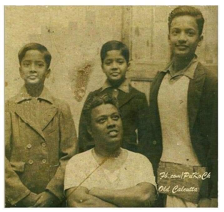 Calcutta_Times's tweet image. Can you find Uttam Kumar in this old group photo?

#uttamkumar #throwbackpost #oldphotos #tollywood #oldtollywood #calcuttatimes #kolkata #retro #oldphotos #throwbackphoto #uttamkumarfans