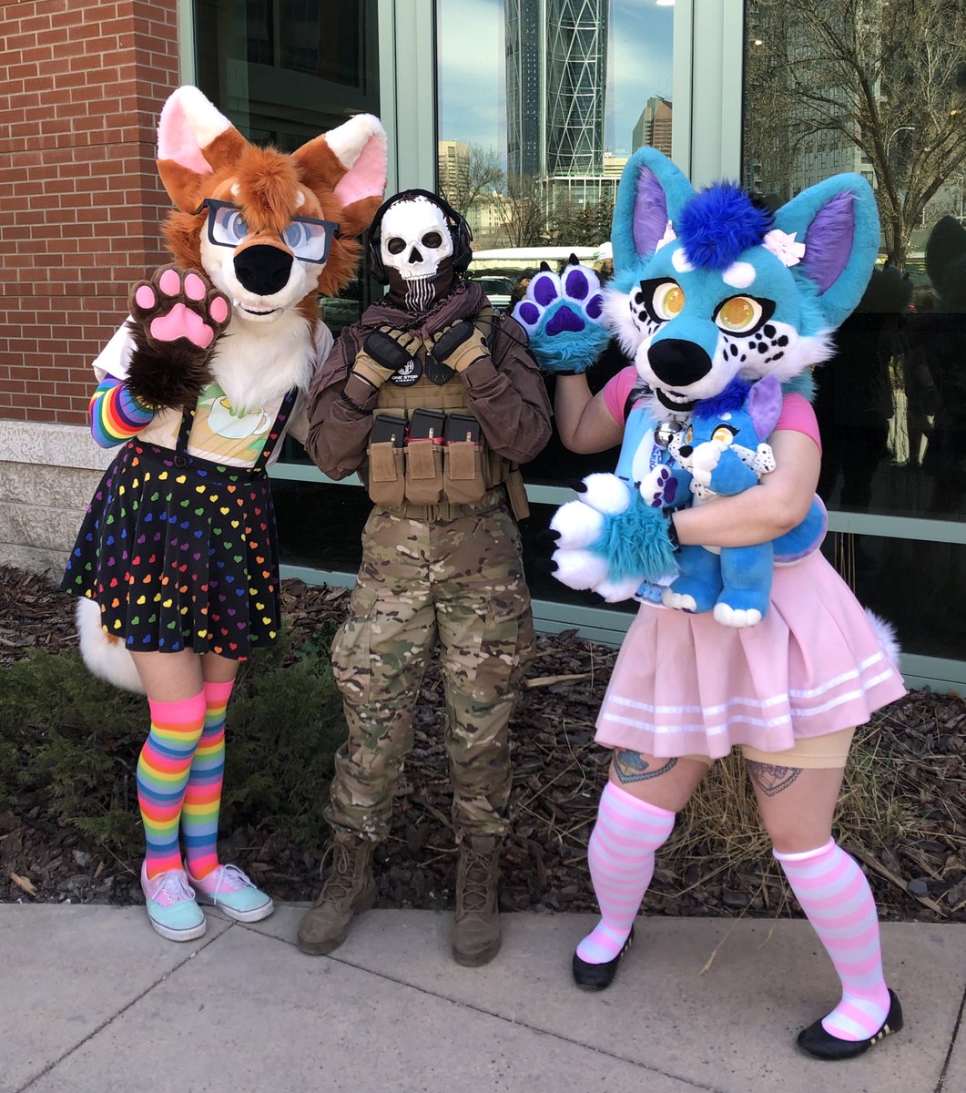 CallsignMothrah's tweet photo. Some Calgary Expo highlights, idk who sprite man was but I love it. #calgaryexpo #ghost #ghostcosplay #cosplay #simonghostriley #ModernWarfare2 https://t.co/ZKD6WwOcoT