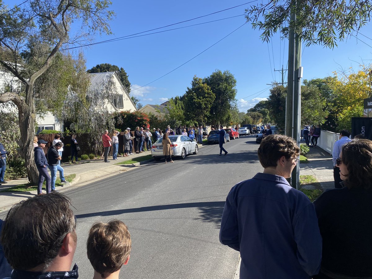 woledgehatt's tweet photo. 39a Grange Road Sandringham 
Hegarty/Altman/Herterich #Buxton
Quoting $1.6-1.7m
Opening $1.65m 
On market $1.72m
Bidders 4
Sold $1.95m

#woledgehatt #propertynews #melbre https://t.co/bkon3JGG3C