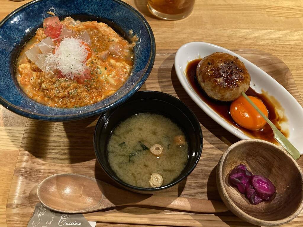 GduaJ5's tweet photo. トマトチーズ親子丼
焼鳥つくねセット

うまい！

#梅田ランチ #親子丼 #delicious https://t.co/HX376FveHa https://t.co/jlJZ7hM9LQ