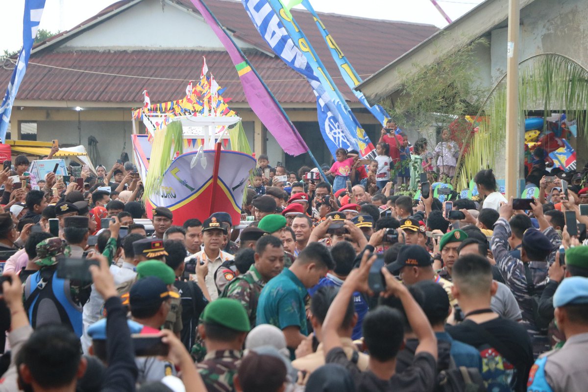 jeparakabgoid's tweet photo. Lomban Ungkapan Rasa Syukur atas Berkah Hasil Laut

Kemeriahan bernuansa budaya warnai Kabupaten Jepara sepekan setelah Idulfitri, Sabtu (29/4/2023) pagi. Yaitu, tradisi Pesta Lomban. Sebuah ritual wujud syukur atas berkah hasil laut.

(sebuah utas) https://t.co/SFmRpvR7BL