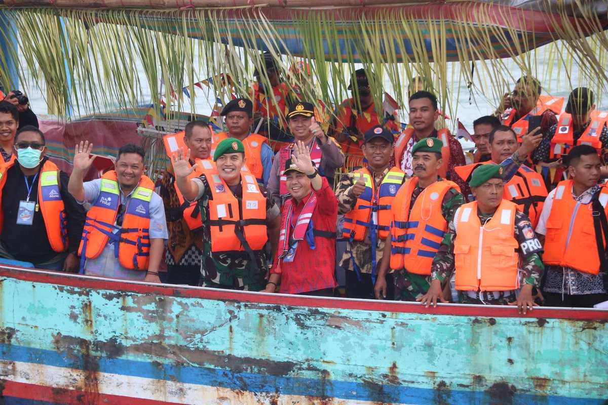 jeparakabgoid's tweet photo. Lomban Ungkapan Rasa Syukur atas Berkah Hasil Laut

Kemeriahan bernuansa budaya warnai Kabupaten Jepara sepekan setelah Idulfitri, Sabtu (29/4/2023) pagi. Yaitu, tradisi Pesta Lomban. Sebuah ritual wujud syukur atas berkah hasil laut.

(sebuah utas) https://t.co/SFmRpvR7BL