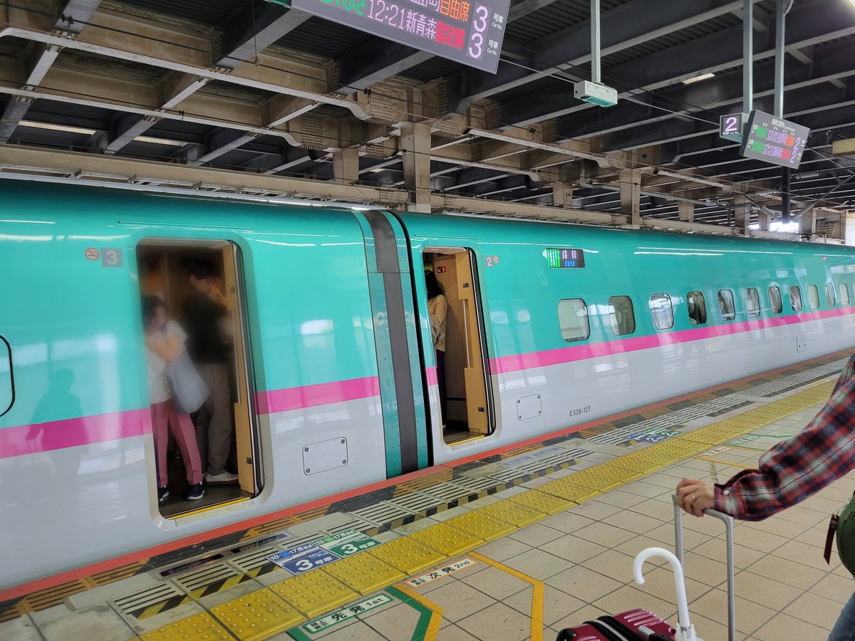 Commuting_rush's tweet image. 約1年ぶりの撮影。
2023年ゴールデンウィークは昨年を大きく上回る観光客の数だそうです。
そしてこちらの写真は【やまびこ】59号盛岡行 自由席3号車付近です。停車駅が宇都宮、郡山、福島、白石蔵王、仙台と停車駅が多いことから利用者もかなり多いようです。
#ゴールデンウィーク
#混雑