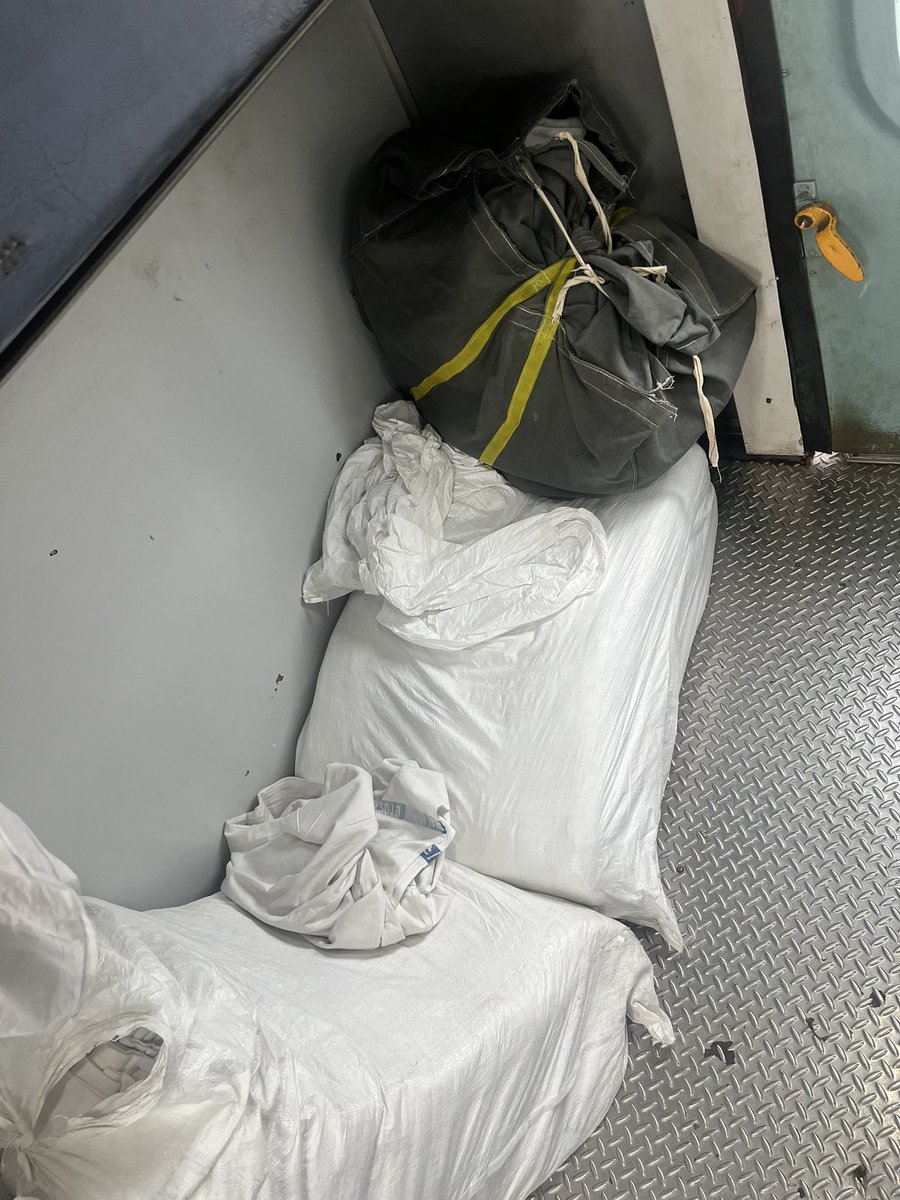 ashamange's tweet photo. नमस्कार हम ट्रेन 22903 में सफ़र कर रहे है. Bandra to bhuj. कोच में कोई अटेंडेंट नई हे कल रात से. bedsheet वगेरा कुछ उपलब्ध नहीं कराया गया. वॉशरूम भी क्लीन नई हे. कृपया एक्शन लीजिए @IRCTCofficial  @PMOIndia @AshwiniVaishnaw https://t.co/dDcHT8k1ur