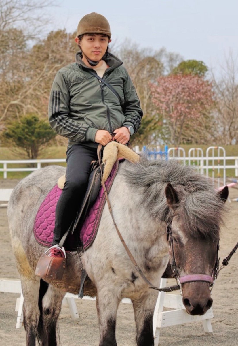 win_kou's tweet photo. GW中は仕事がはかどる時期でもあるのですが、今日に限ってはチビを連れて馬に乗りながら桜を見に来ています！ https://t.co/2bBECpS2v3