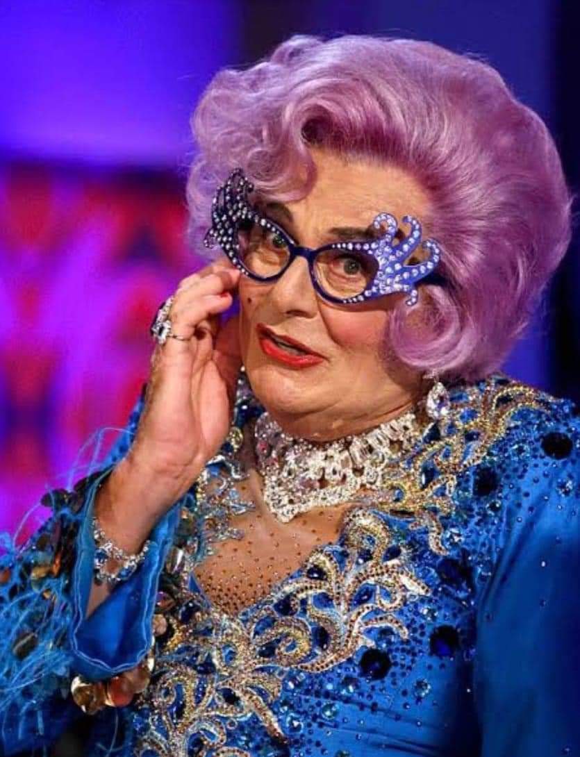 'Goodbye, possums.'
#DameEdna #BarryHumphries #comedy #improv #improvisational