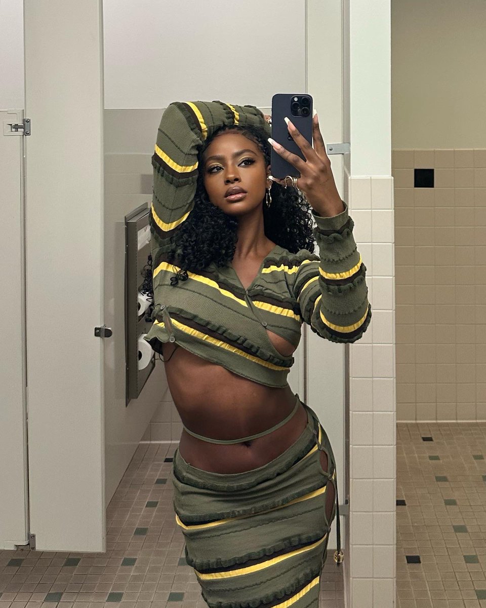 davengenoh's tweet photo. @yabaleftonline For a second i thought  this was @JustineSkye https://t.co/D1WWoyyGuR