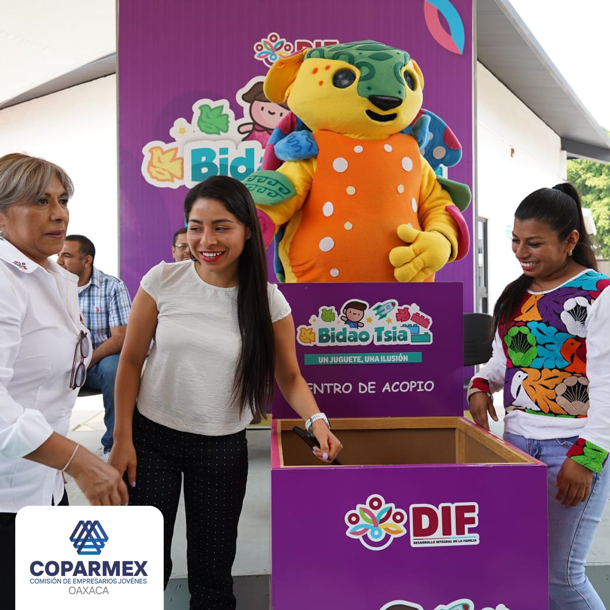 CEJCoparmexOax's tweet photo. Hoy se hizo entrega de los juguetes donados por nuestros socios COPARMEX Oaxaca al DIF Estatal encabezado por la Sra. Irma Bolaños la presidenta de la Comisión de Jóvenes @AndreacSiguenza , el Dir. Del Centro Empresarial Andres Gonzalez y Kent Mayoral https://t.co/xvmIahjRUC