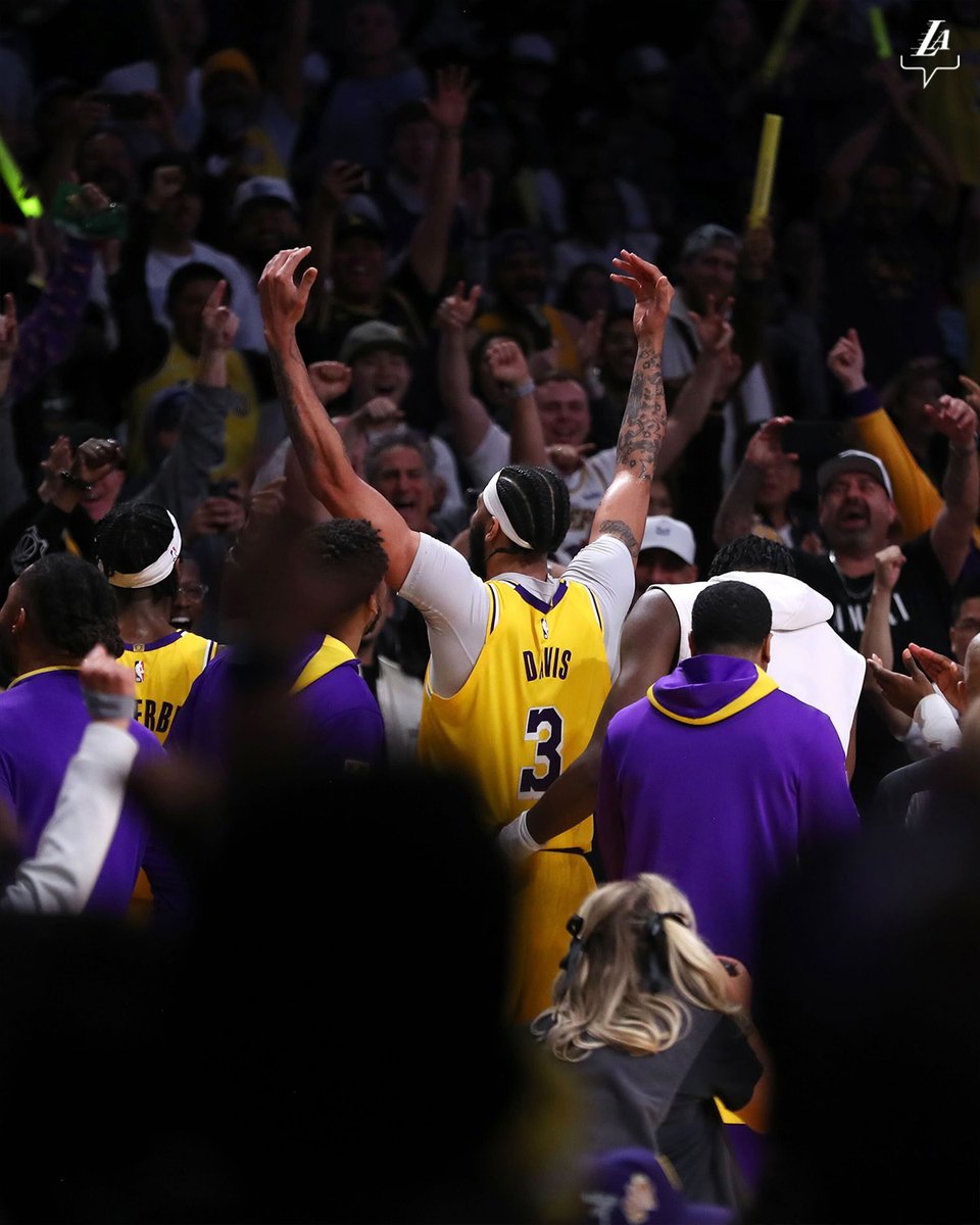 Lakers's tweet photo. FOURTH QUARTER STARTS NOW. https://t.co/oYu2EDAADe