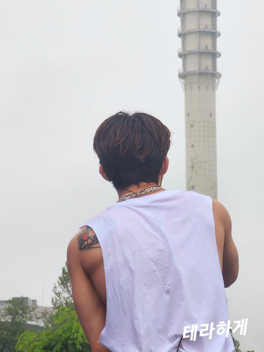 oneandonlybi's tweet photo. 오늘 미치게 멋있어
몸 왜이르케 좋은건데🫠🫠

#비아이 https://t.co/gtGvfNrs59
