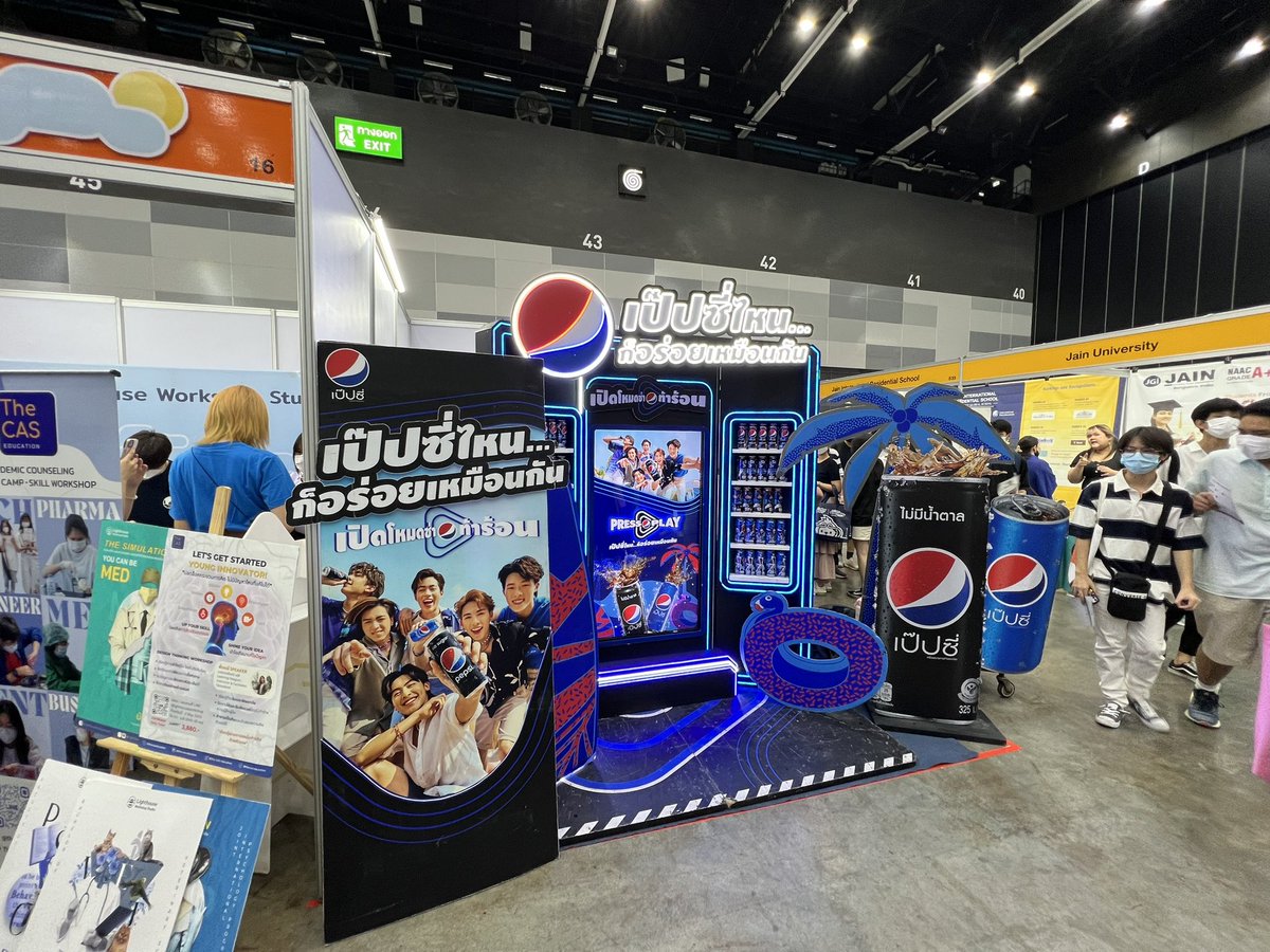 tornokandcourse's tweet image. ใครเดินงานเหนื่อยๆ มารับเป๊บซี่ฟรีได้นะคะ พ้อกสีรอเสิร์ฟความสดชื่นอยู่ค่ะ 🫶🏻✨ #DekDFair #DekDStudyAbroadFair