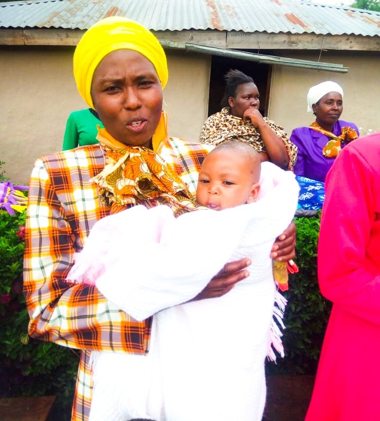 iandan_kr's tweet photo. @Jo_AnneCM @KBonimtetezi #SomeoneTellKhalwale that Dr. PAUL JARETT is  a Reknown Obstetrician and Gyna from the USA who operated on WINNIE BETT and removed Her Uterus at TENWEK. Years later he comes to witness the Shock that Winnie gave birth, and to wrap it up she has a Normal Post Delivery Uterus! https://t.co/drHVpqWUq6